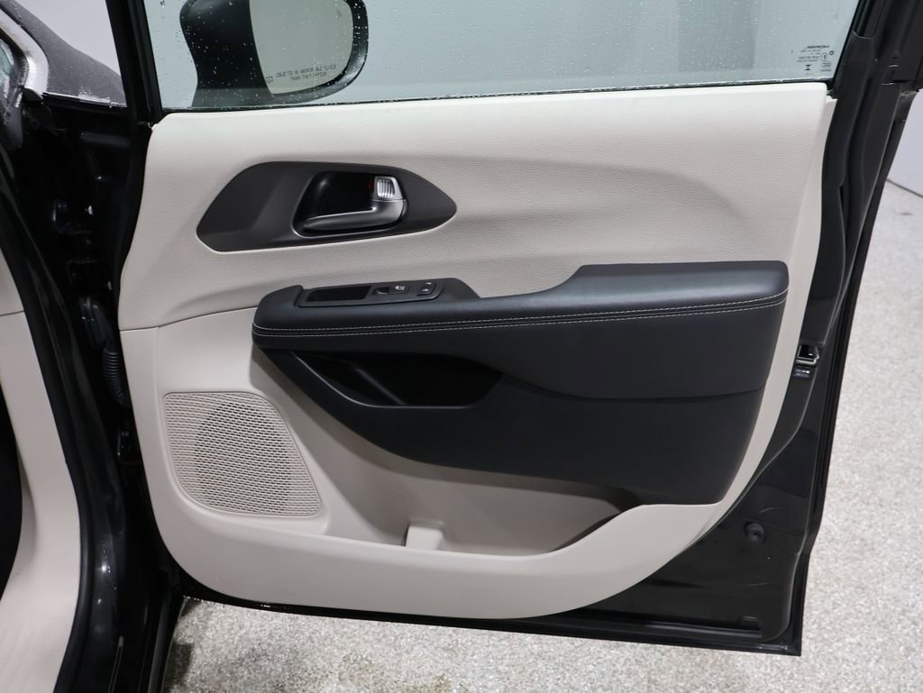 Used 2023 Chrysler Pacifica Touring-L FWD image 23
