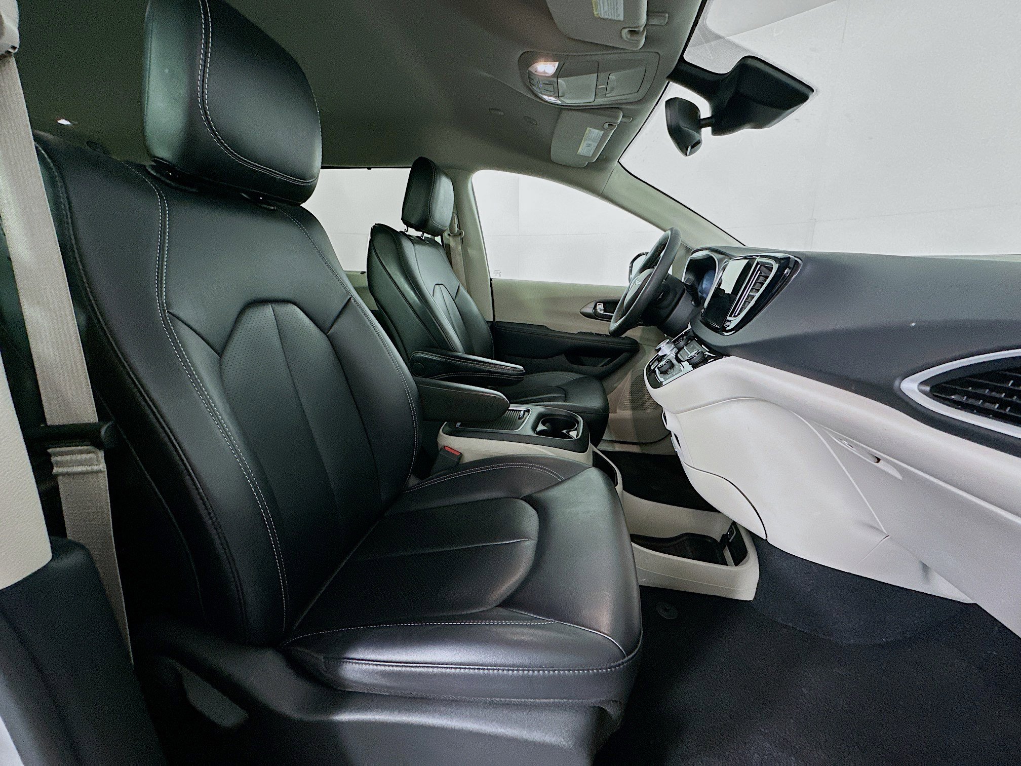 Used 2024 Chrysler Pacifica Touring-L image 30