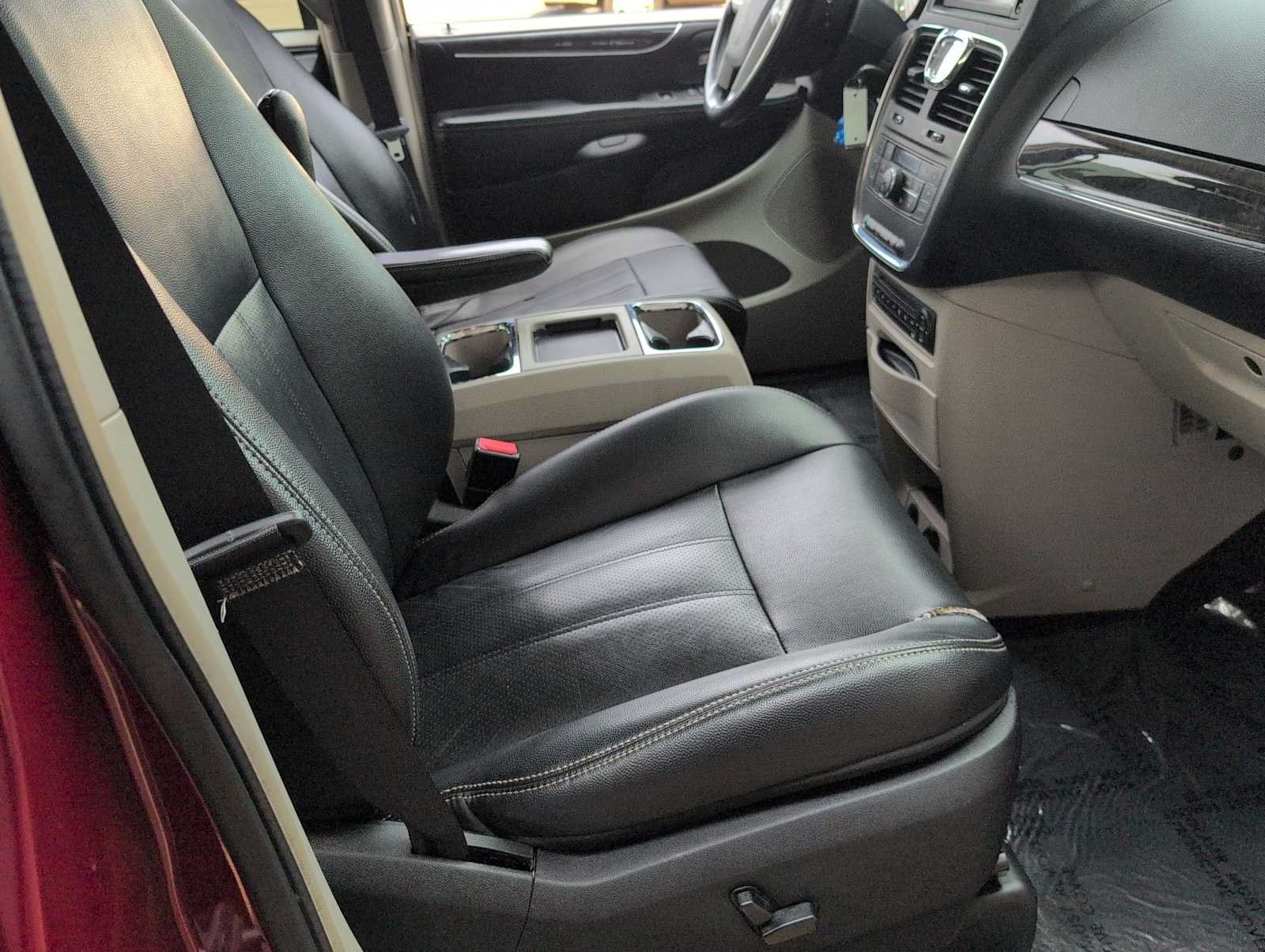 Used 2011 Chrysler Town & Country Touring-L w/ Entertainment Group #2 FWD image 18