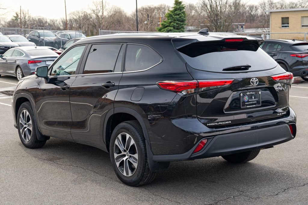 Used 2023 Toyota Highlander XLE AWD/4WD image 5