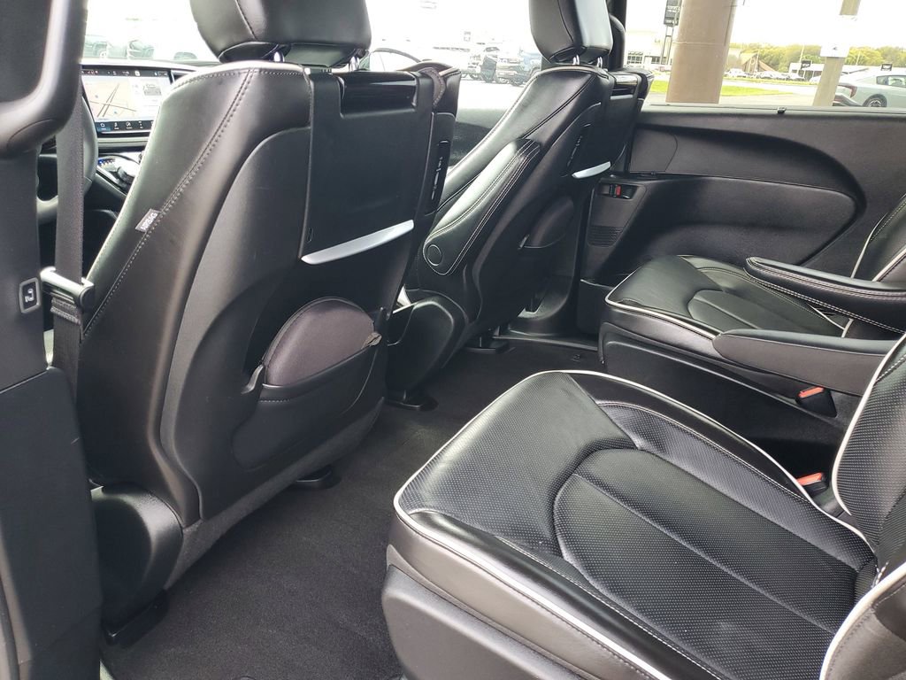 Used 2024 Chrysler Pacifica Premium image 23