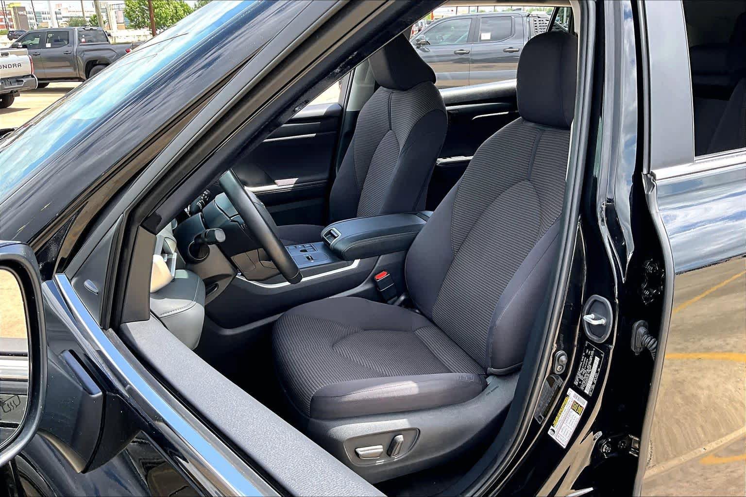 Used 2025 Toyota Highlander LE image 8