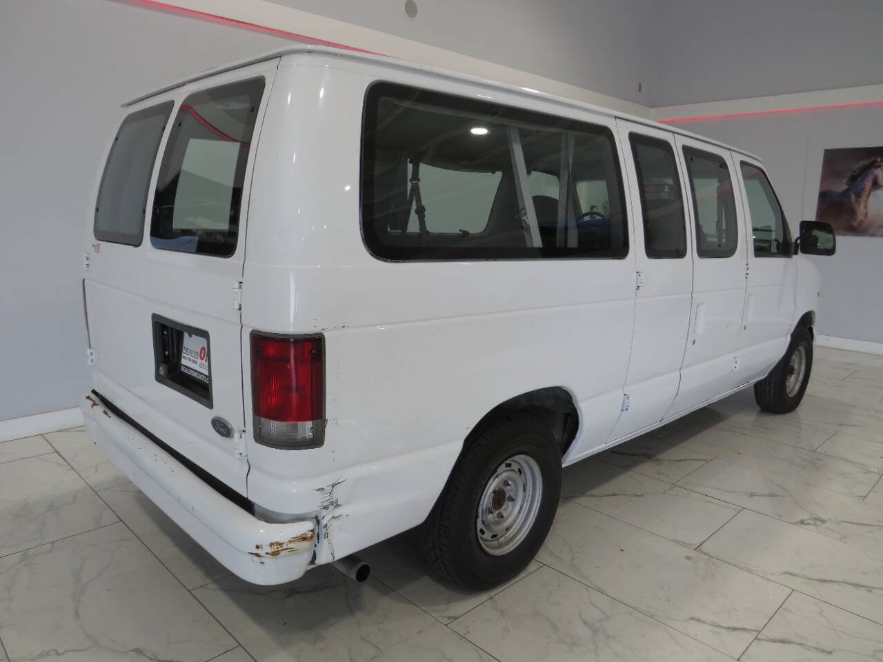 Used 1998 Ford E-150 and Econoline 150 Club Wagon RWD image 3