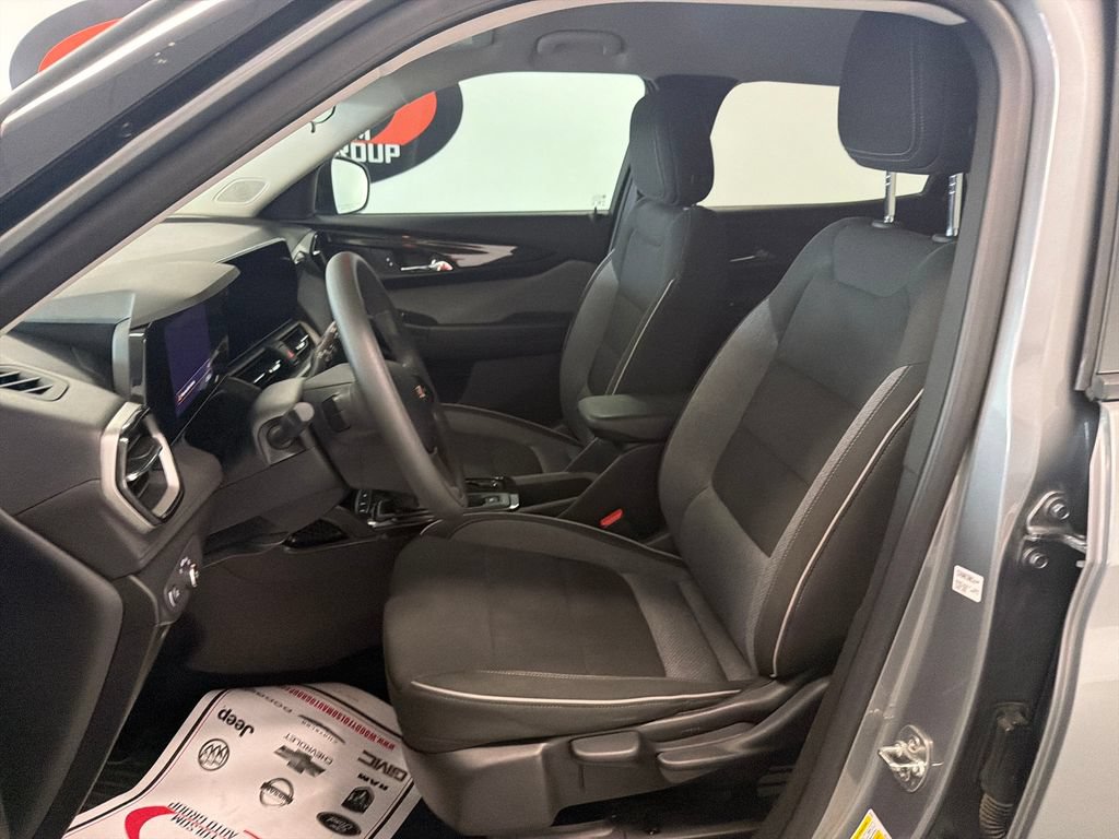 Used 2025 Chevrolet TrailBlazer LS w/ LS Convenience Package FWD image 11