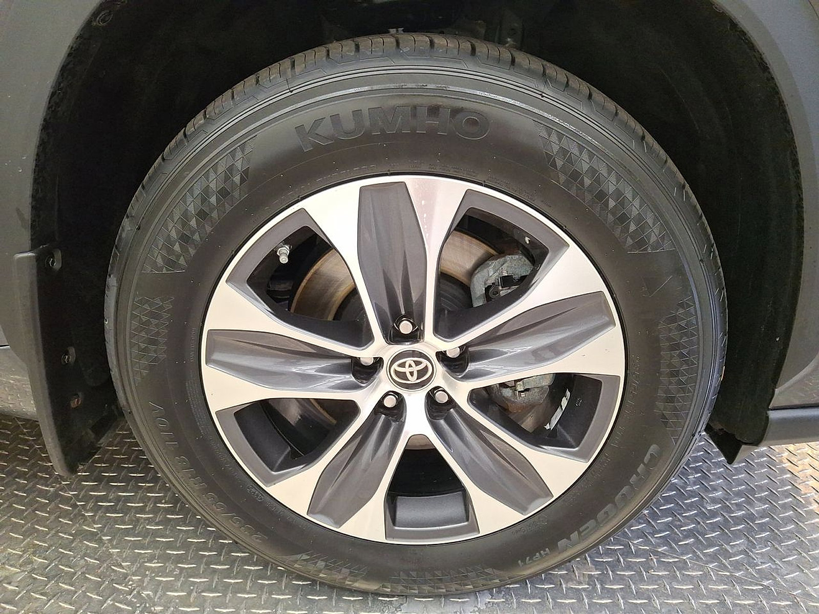 Certified 2024 Toyota Highlander XLE image 27