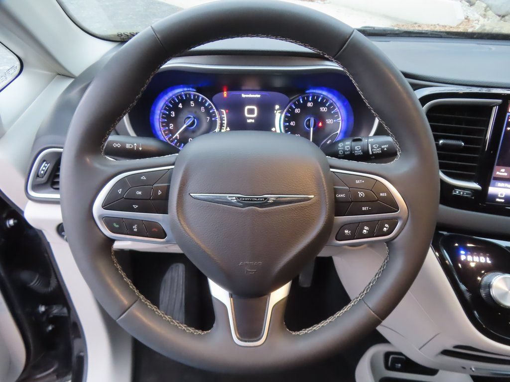 Certified 2024 Chrysler Pacifica Touring-L FWD image 4