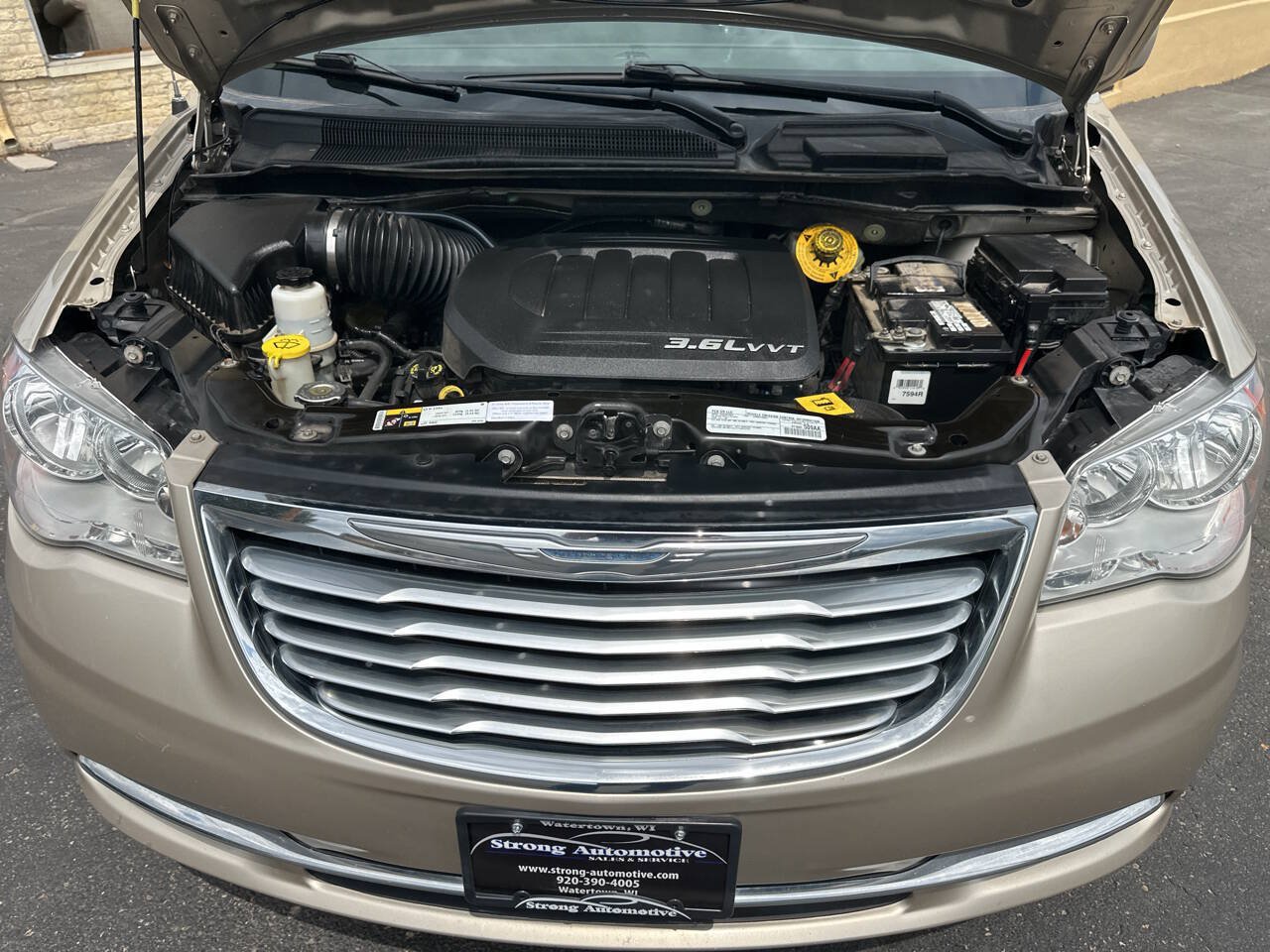 Used 2016 Chrysler Town & Country Touring FWD image 24