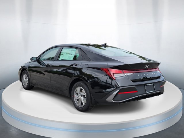 Certified 2026 Hyundai Elantra SE FWD image 3