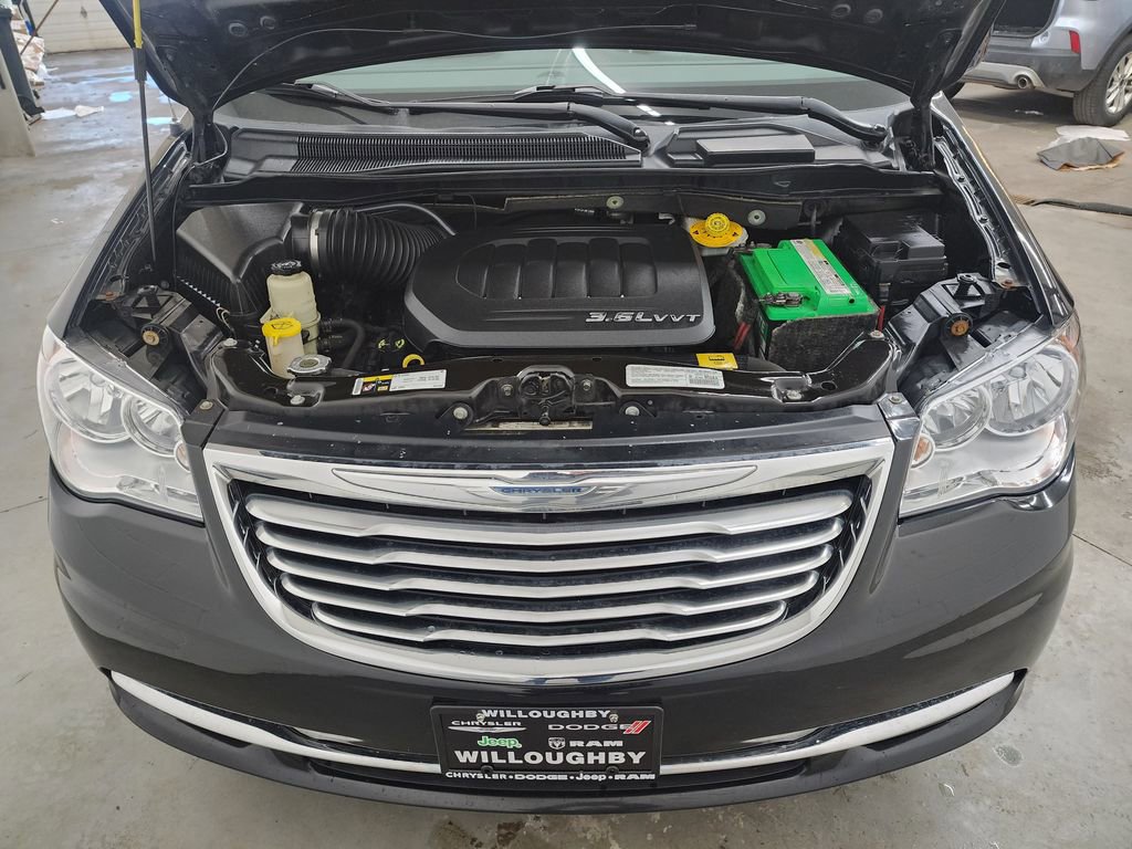 Used 2014 Chrysler Town & Country Touring image 31