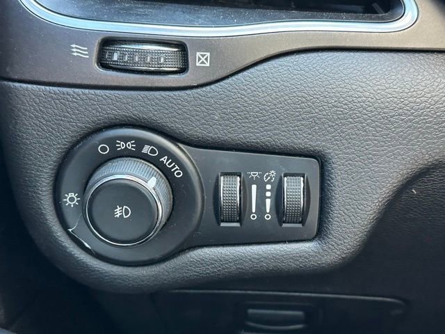 Used 2020 Jeep Cherokee Trailhawk image 18