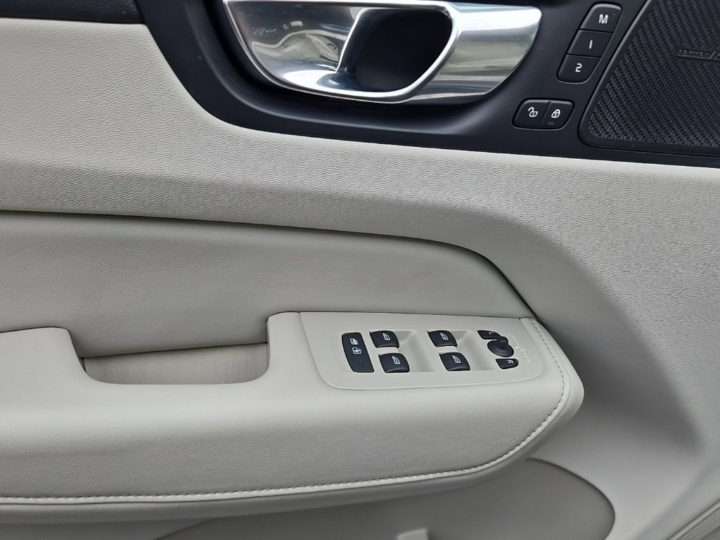 Certified 2023 Volvo XC60 B5 Plus w/ Protection Package Premier image 17