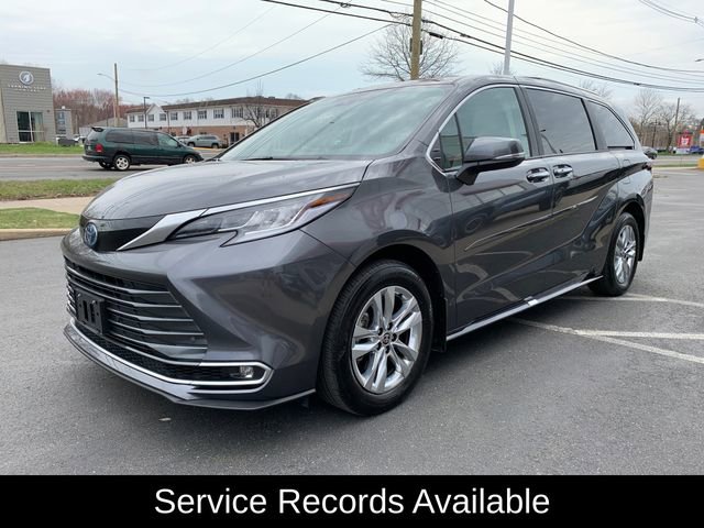 Used 2025 Toyota Sienna Limited image 8