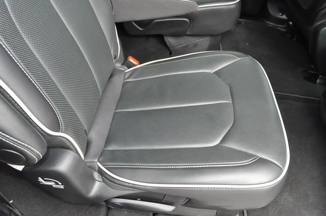 Used 2025 Chrysler Pacifica Limited image 24