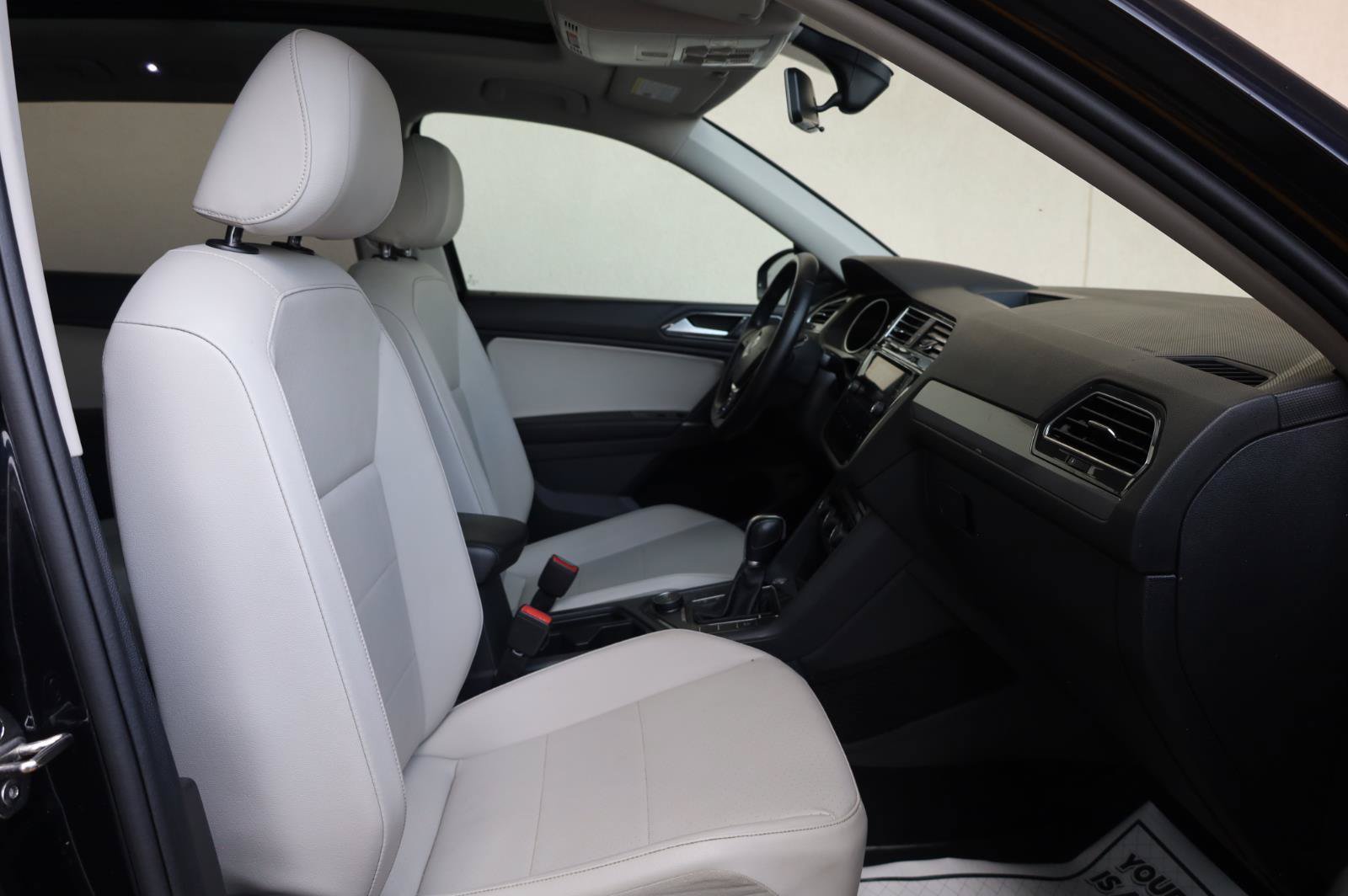 Used 2018 Volkswagen Tiguan SEL AWD/4WD image 29