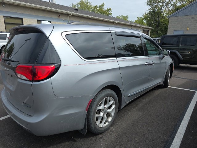 Used 2017 Chrysler Pacifica Touring-L w/ Tire & Wheel Group FWD image 10