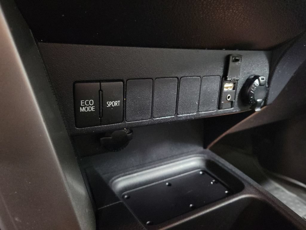 Used 2018 Toyota RAV4 XLE AWD/4WD image 19