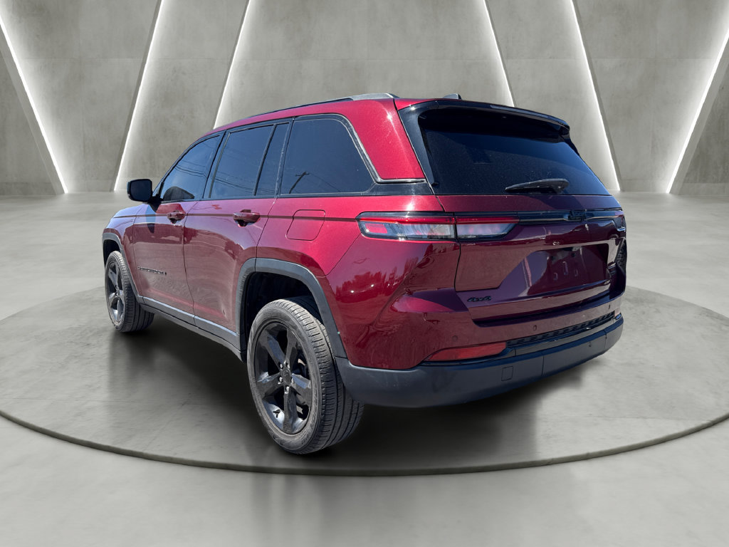 Used 2023 Jeep Grand Cherokee Limited w/ Black Appearance Package AWD/4WD image 5