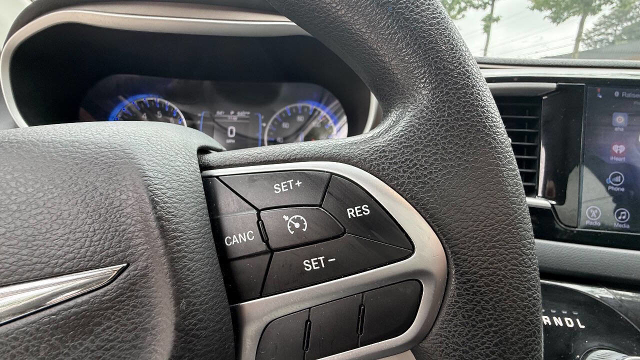 Used 2017 Chrysler Pacifica Touring FWD image 83