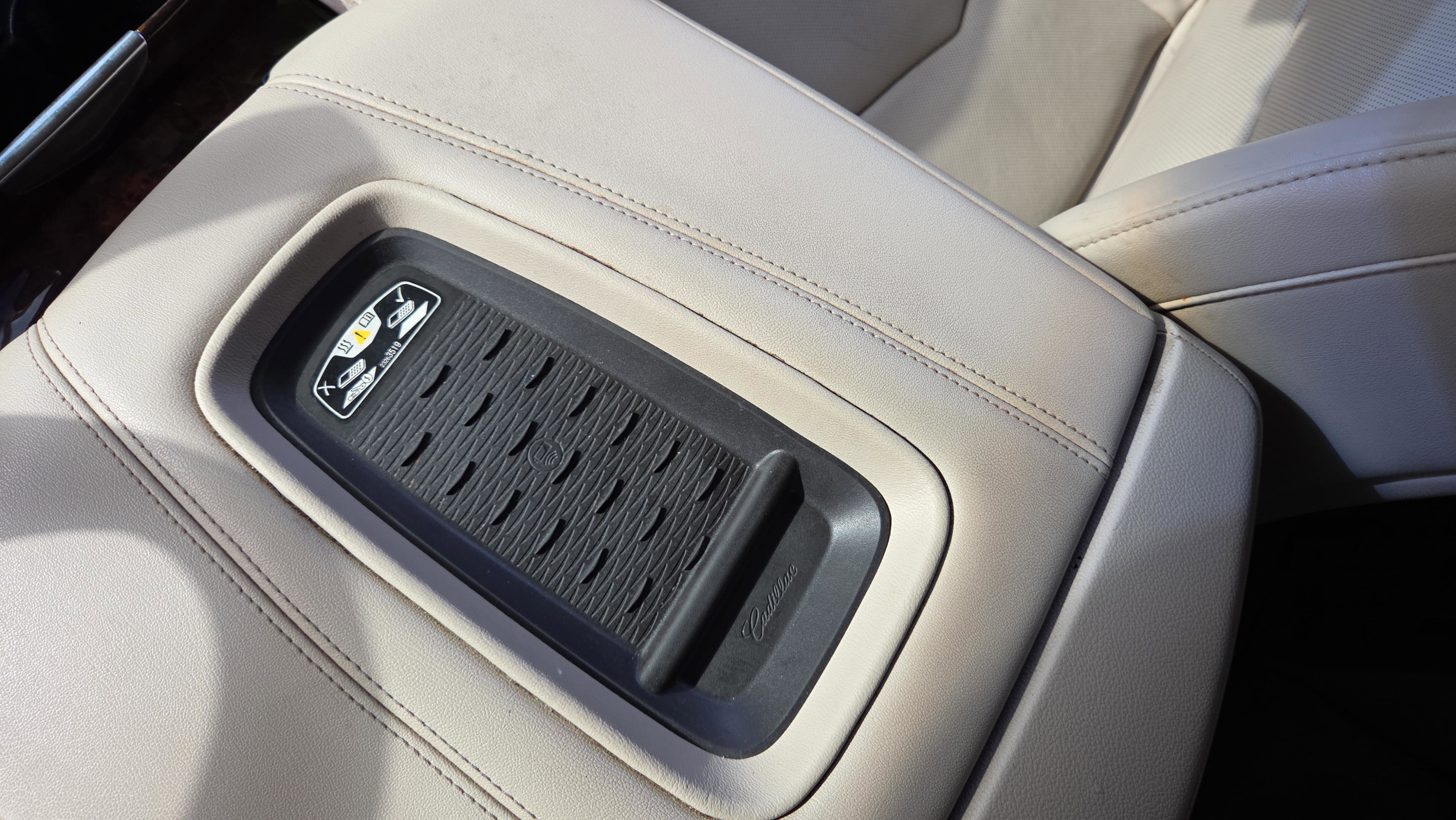 Used 2015 Cadillac Escalade Luxury image 31