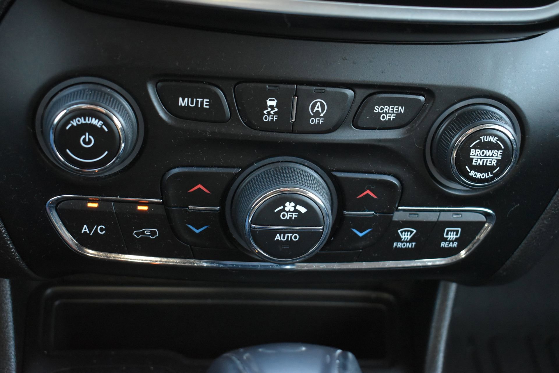 Used 2021 Jeep Cherokee Latitude Lux w/ Comfort/Convenience Group image 28