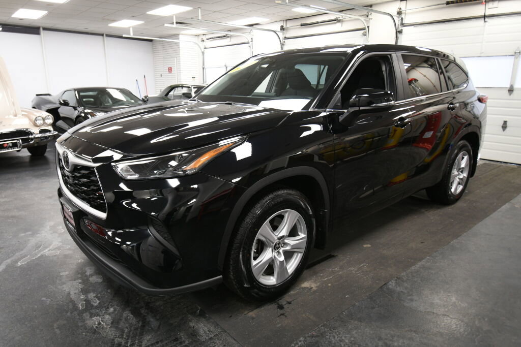 Certified 2023 Toyota Highlander L image 3