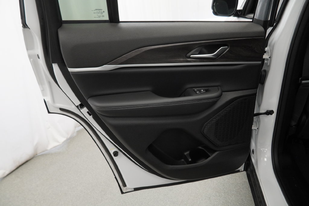 New 2026 Jeep Grand Cherokee Altitude AWD/4WD image 30