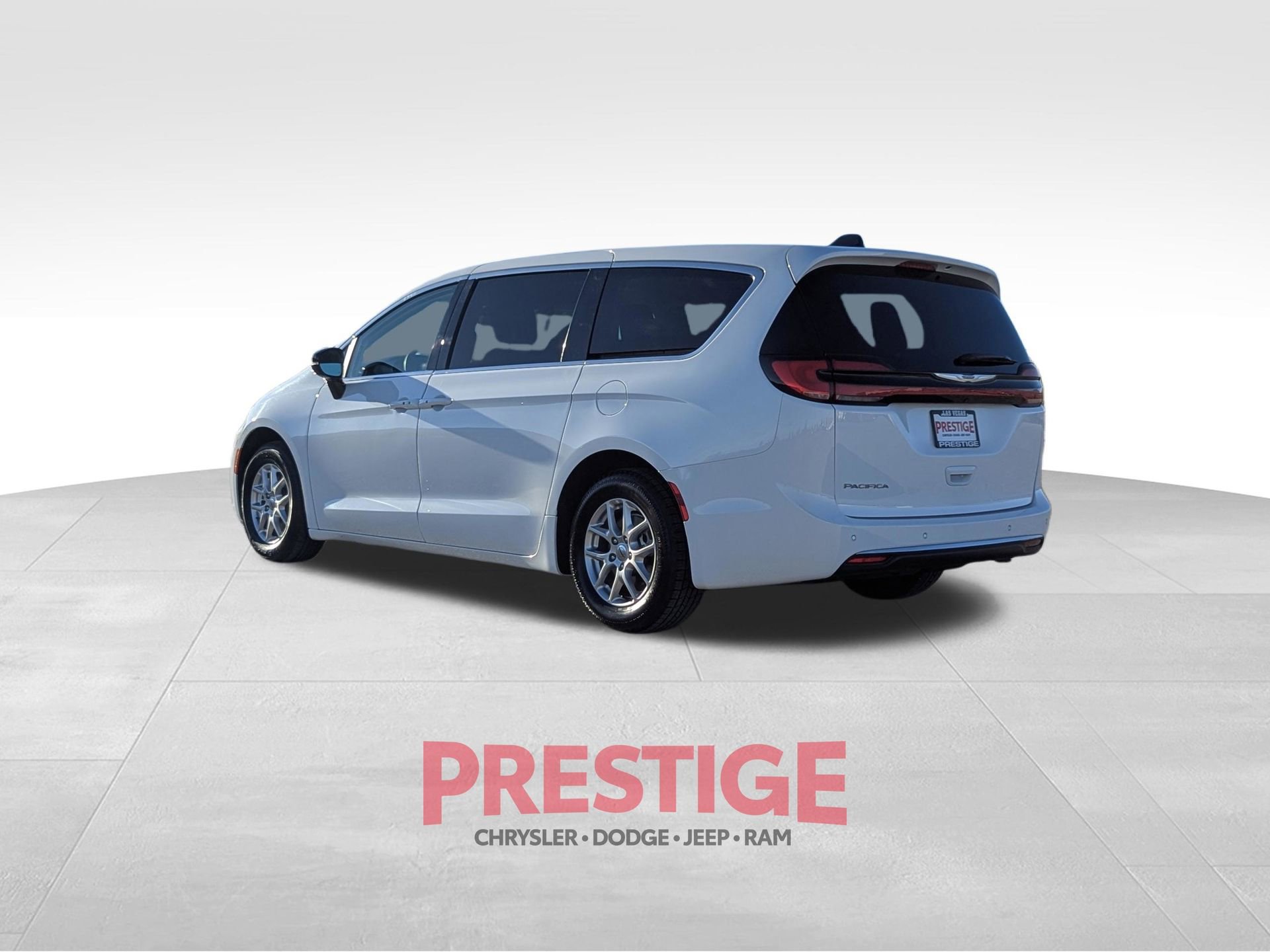 Used 2024 Chrysler Pacifica Touring-L image 11