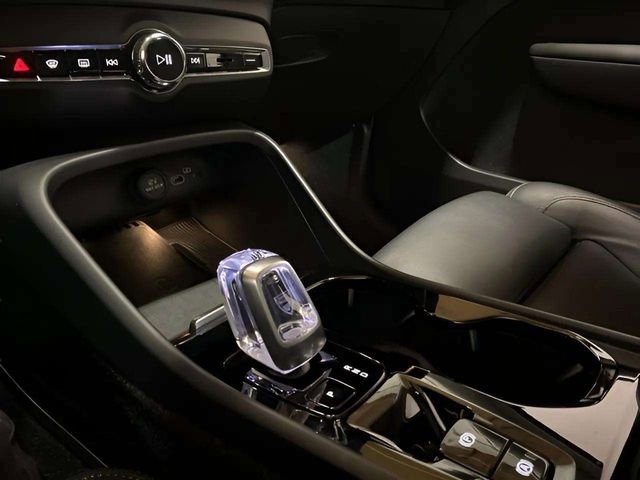 Used 2025 Volvo XC40 B5 Plus image 27