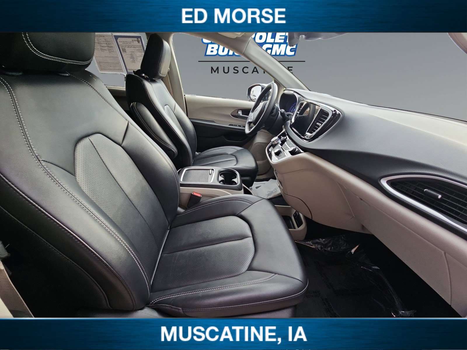 Used 2024 Chrysler Pacifica Touring-L image 16