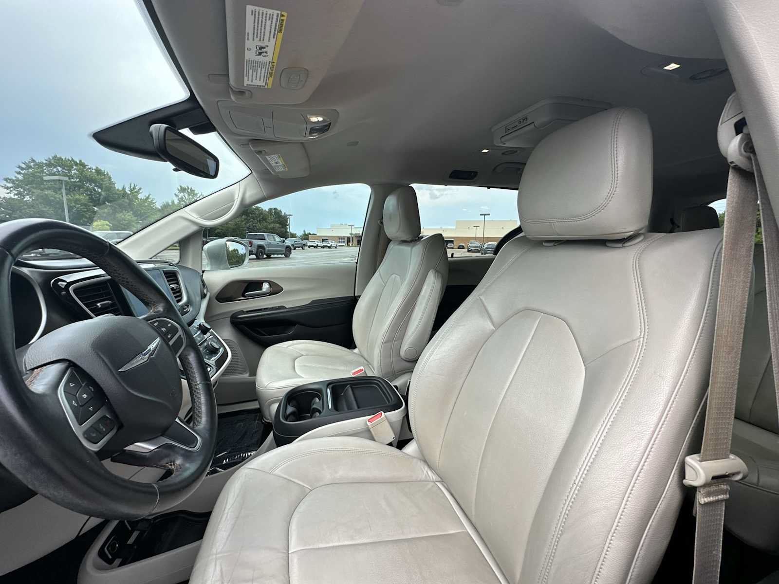 Used 2017 Chrysler Pacifica Touring-L FWD image 10