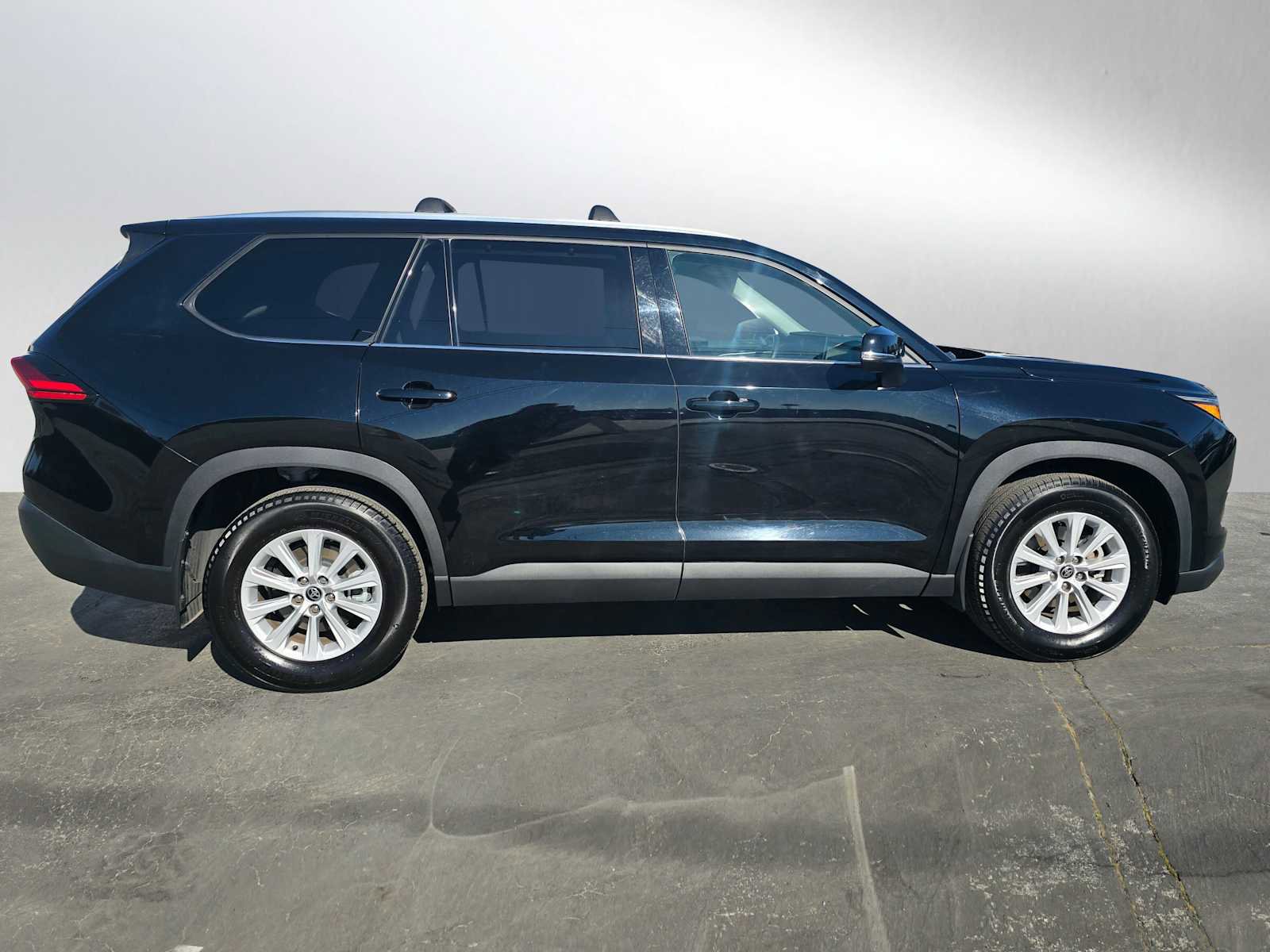 Used 2024 Toyota Grand Highlander XLE image 2