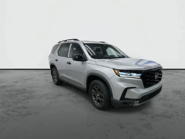 Certified 2025 Honda Pilot TrailSport image 6