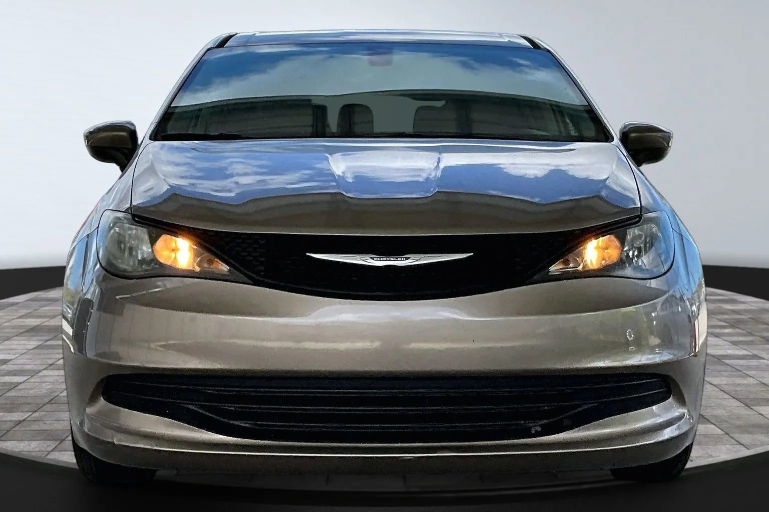 Used 2018 Chrysler Pacifica L FWD image 2