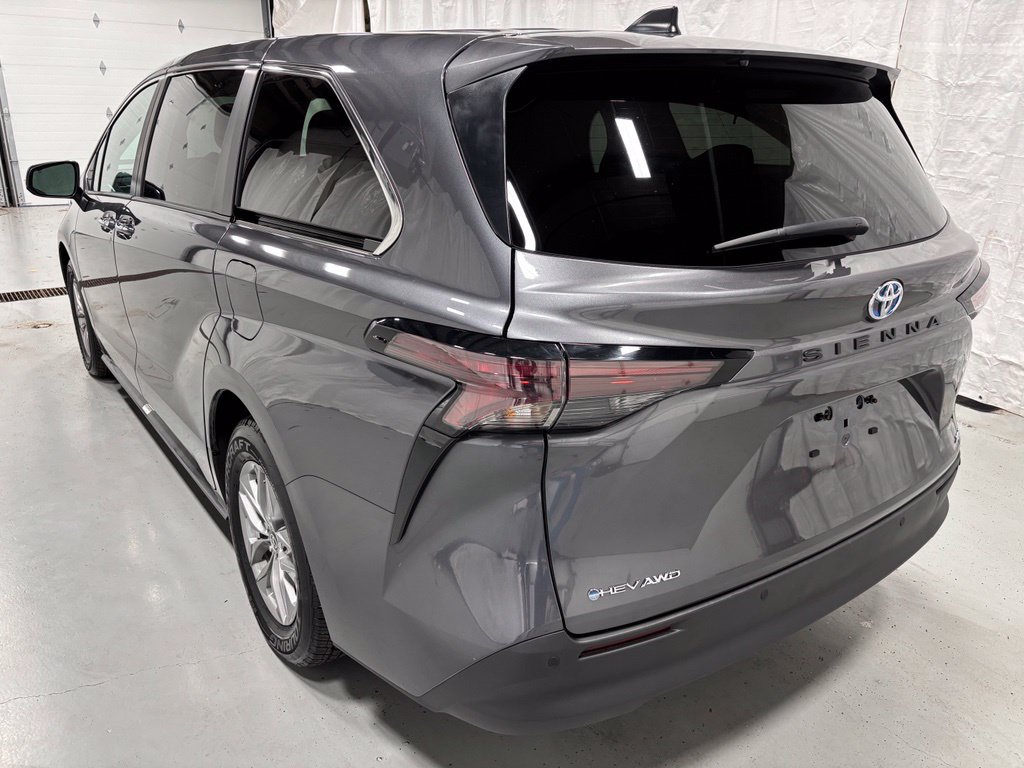Used 2025 Toyota Sienna XLE AWD/4WD image 5