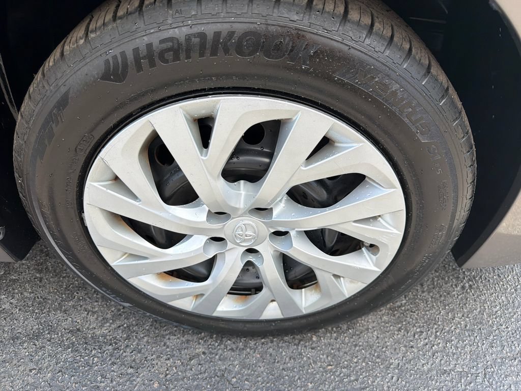 Used 2018 Toyota Corolla LE FWD image 11