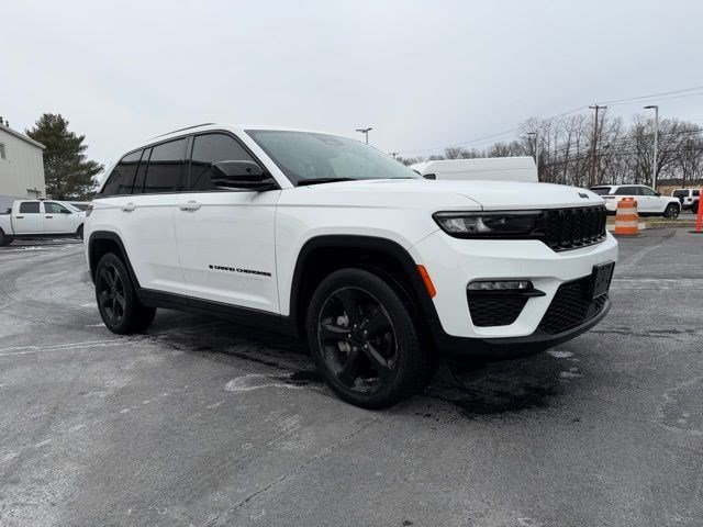 Used 2023 Jeep Grand Cherokee Limited w/ Black Appearance Package image 18