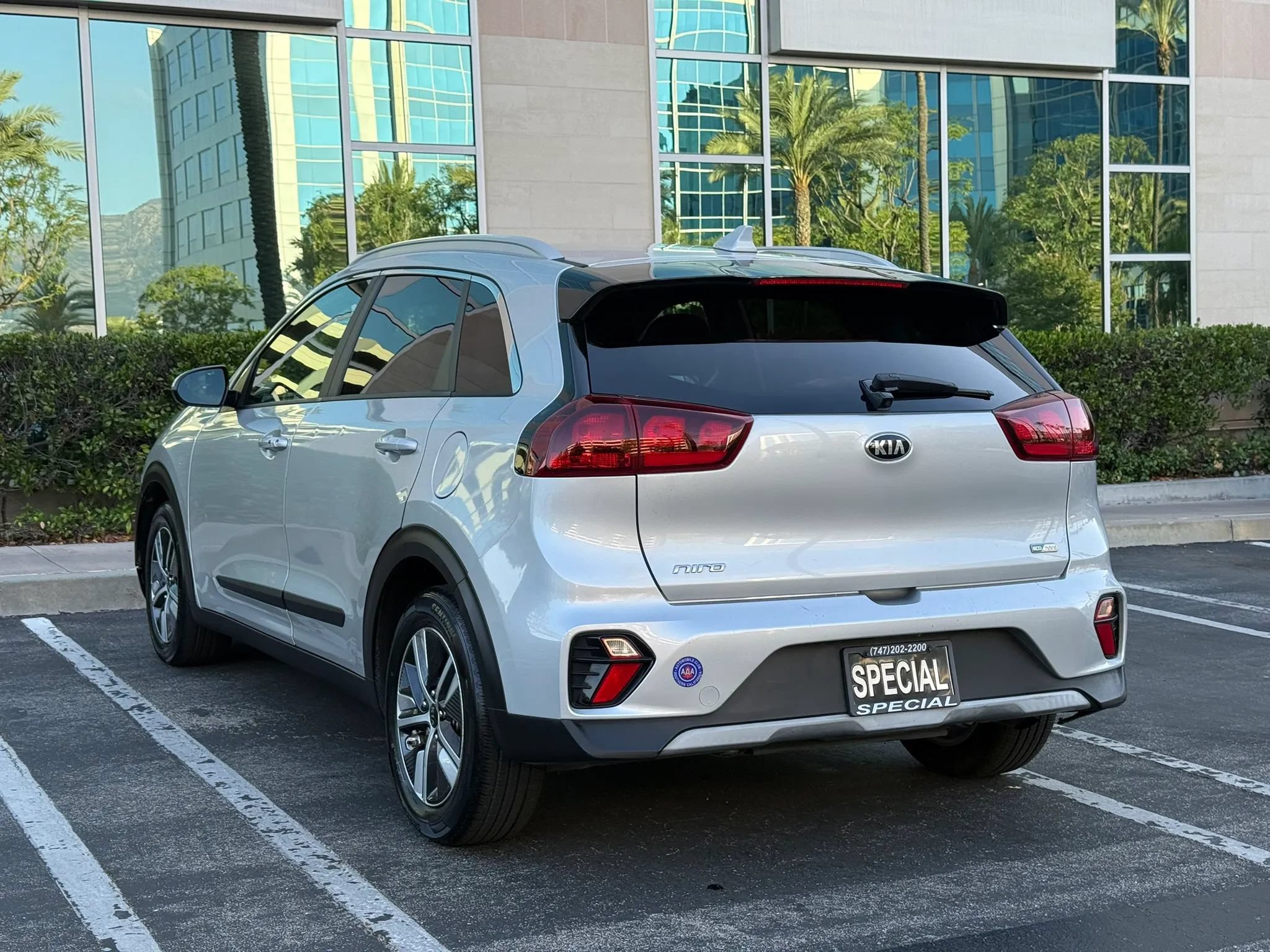 Used 2021 Kia Niro LXS FWD image 3