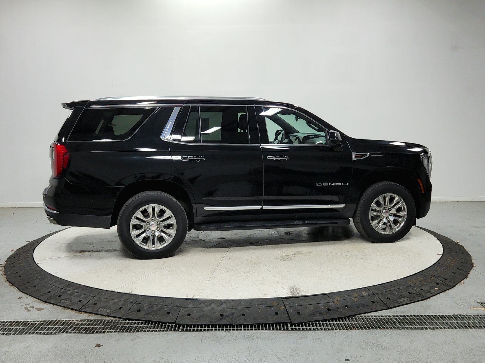 Used 2025 GMC Yukon Denali RWD image 9