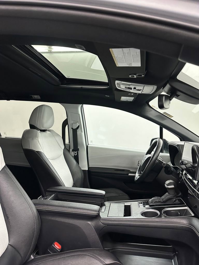 Used 2025 Toyota Sienna XSE image 39