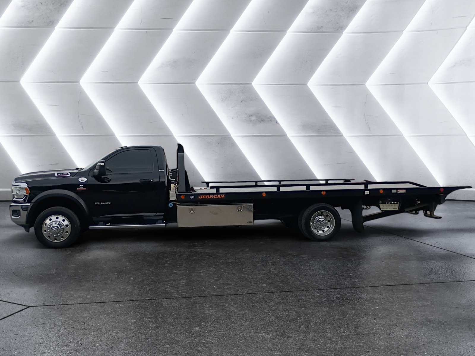 Used 2024 RAM 5500 SLT w/ Quick Order Package 2YG SLT AWD/4WD image 3