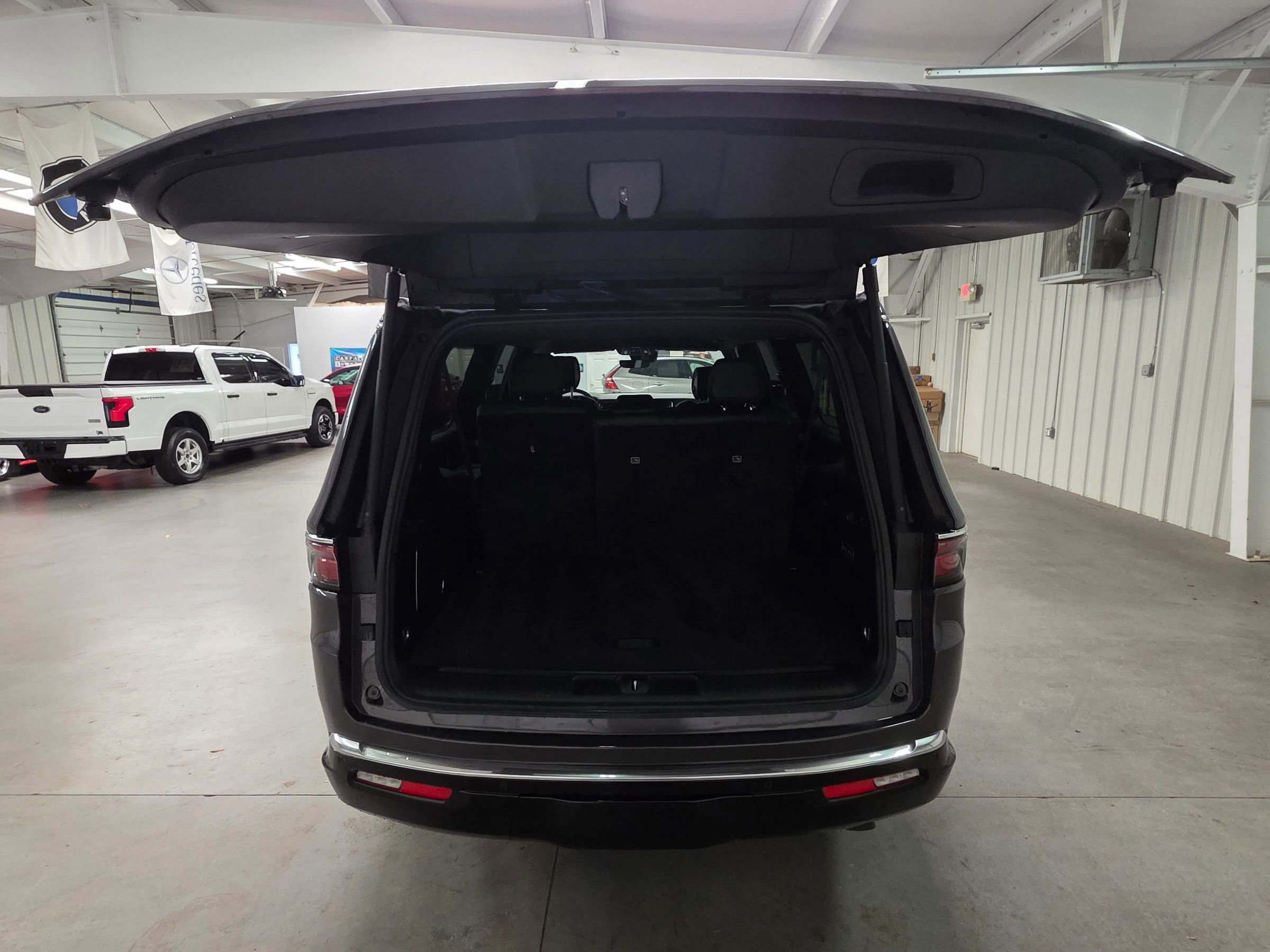 Used 2025 Jeep Wagoneer L Series II w/ 8-pass Seating Package AWD/4WD image 38