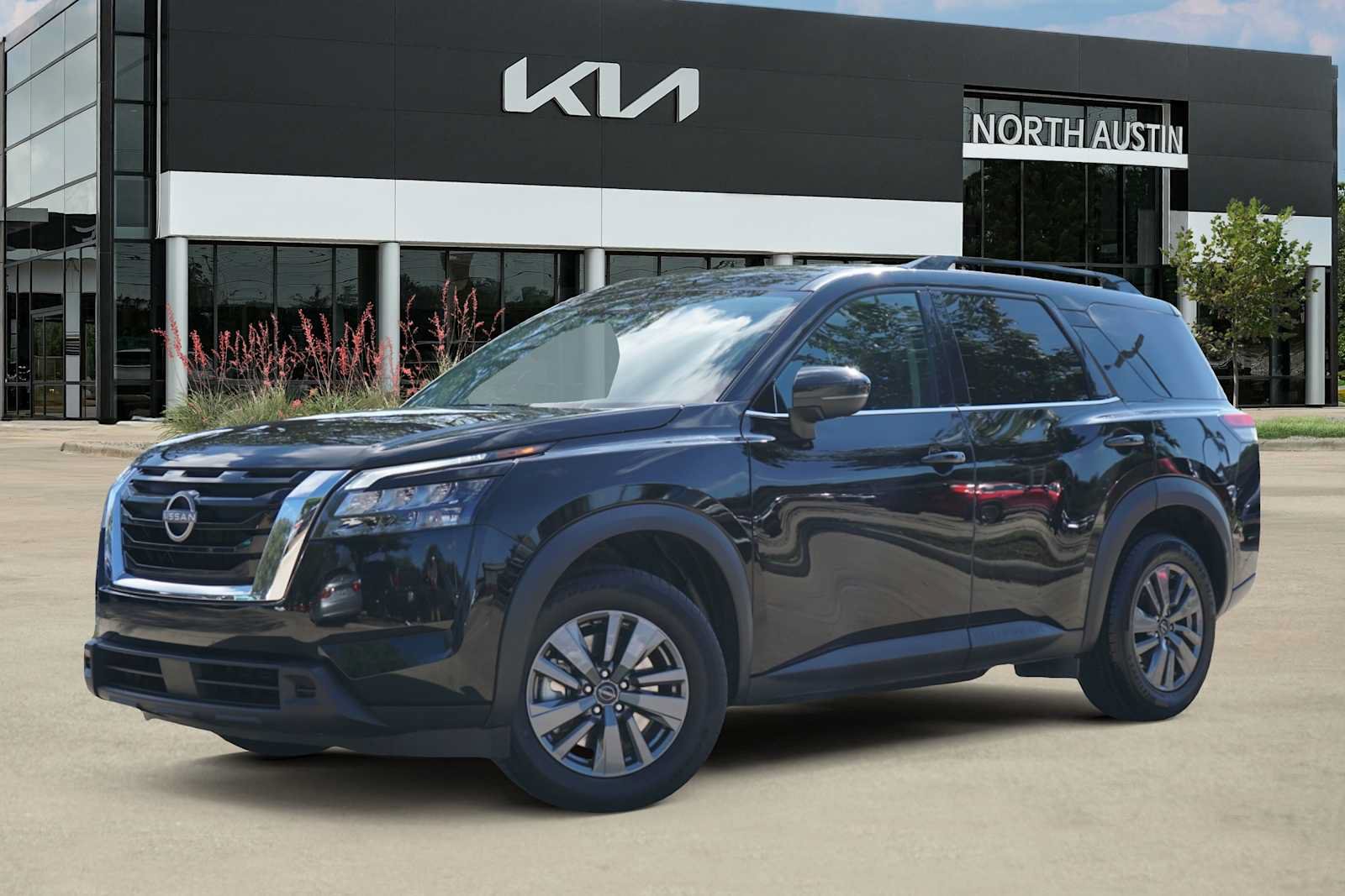 Used 2025 Nissan Pathfinder SV FWD image 1