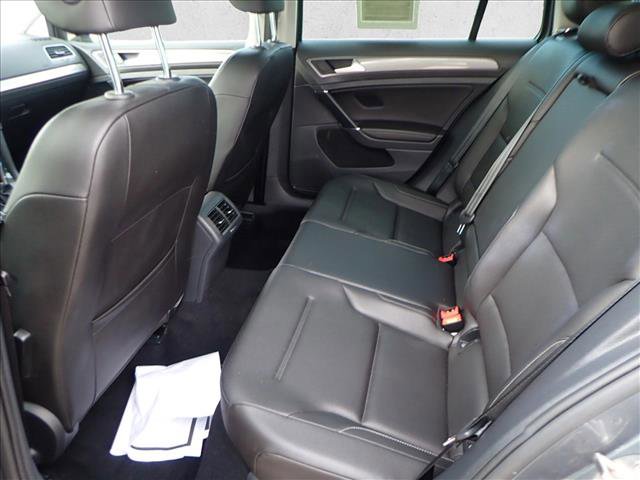 Used 2018 Volkswagen Golf SE image 9