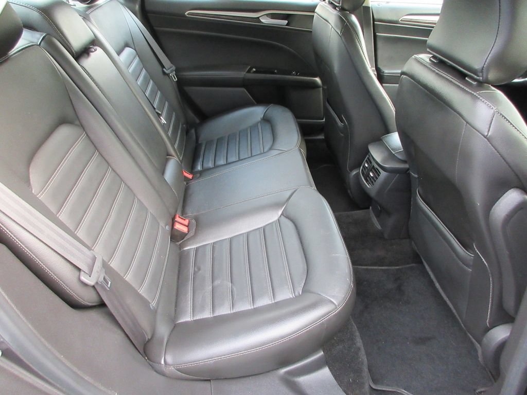 Used 2015 Ford Fusion SE w/ Equipment Group 202A FWD image 17