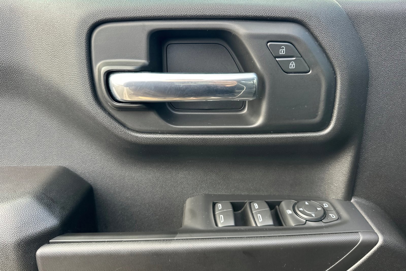 Used 2025 Chevrolet Silverado 1500 Custom Trail Boss w/ Dark Appearance Package image 11