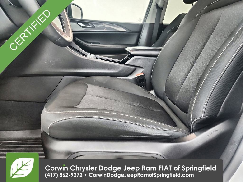 Used 2023 Jeep Grand Cherokee Laredo AWD/4WD image 19