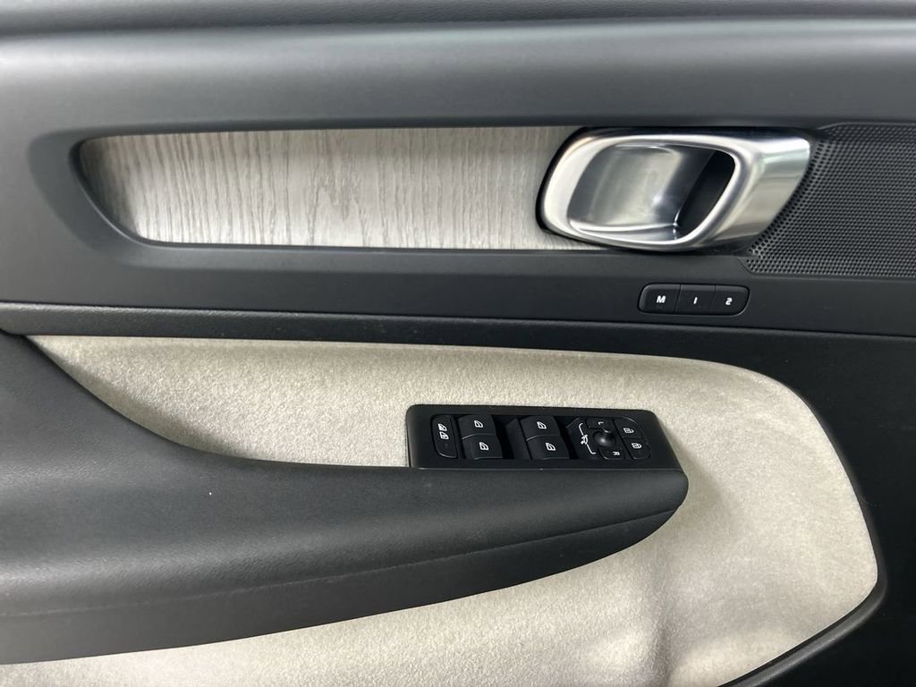 Used 2021 Volvo XC40 T5 Inscription w/ Advanced Package image 11