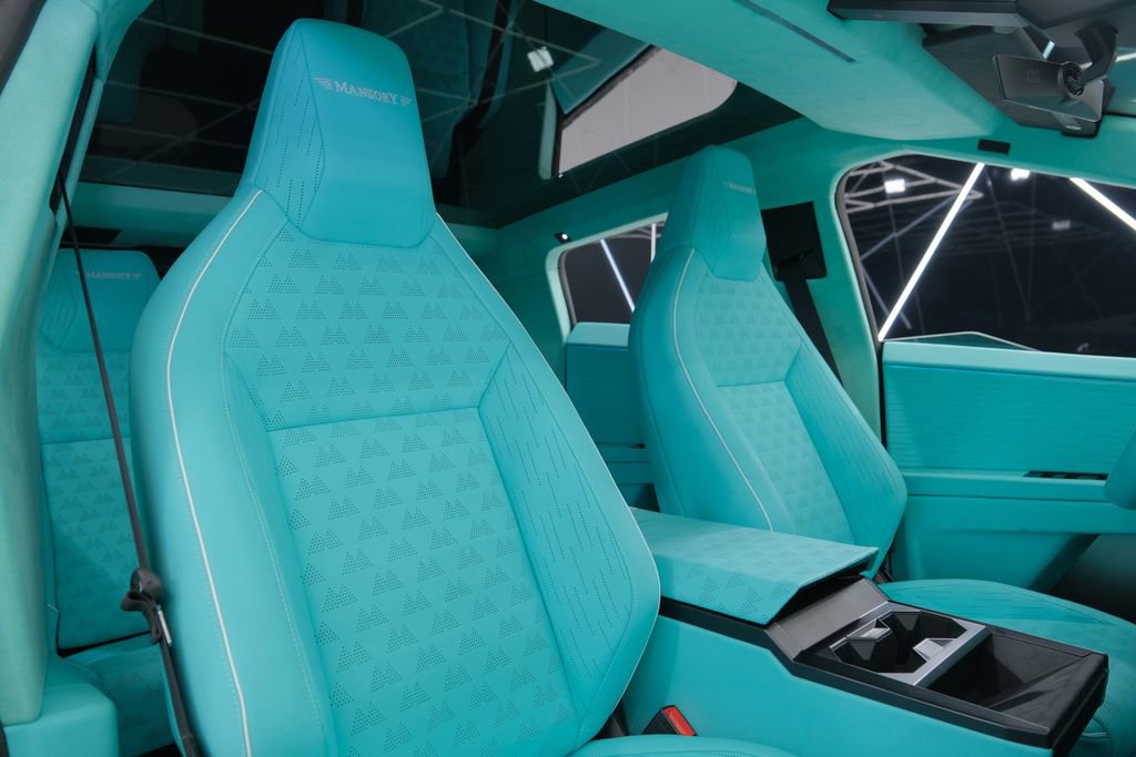 Used 2025 Tesla Cybertruck AWD Crew Cab image 39