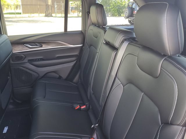New 2026 Jeep Grand Cherokee Limited w/ Limited Altitude Package AWD/4WD image 18
