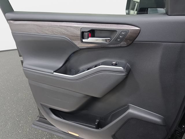 Certified 2024 Toyota Highlander Limited AWD/4WD image 24